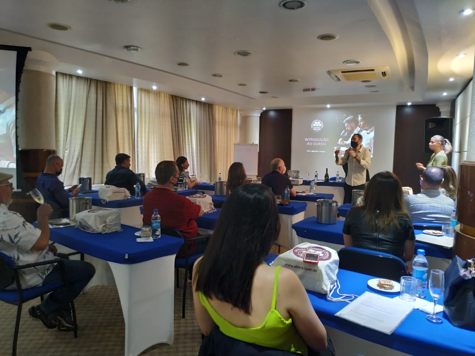 Ilustração blog https://www.abs-brasil.com/noticia/abs-estaduais/abs-rs-recebe-inscricoes-para-curso-de-sommelier-presencial-na-serra-gaucha